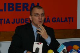 Boldea încercînd să integreze legea într-o mişcare absolută