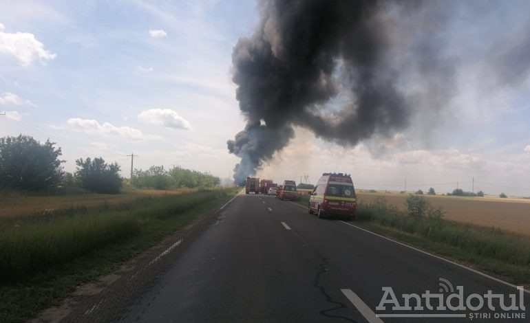 VIDEO/Accident groaznic pe DN22B. O cisternă cu benzină și un autoturism au luat foc, la fața locului sunt echipe din Brăila și Galați