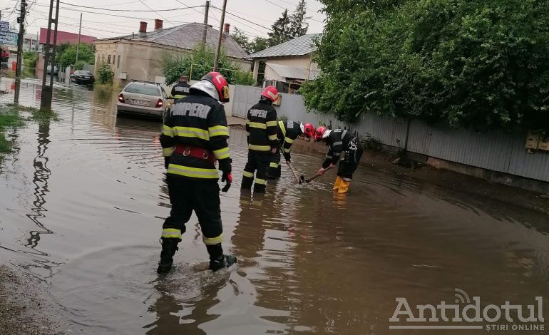 VIDEO Încălzirea globală a provocat inundații în Tecuci și a dărâmat un copac peste un drum comunal