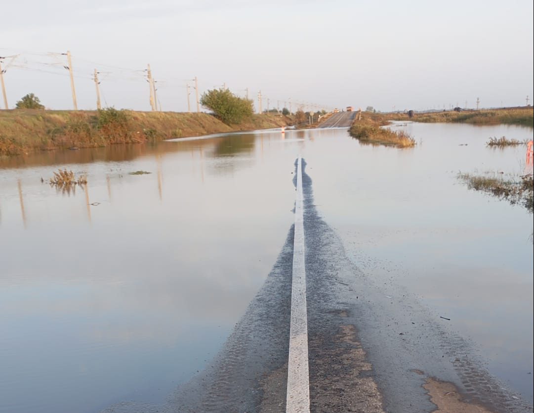 VIDEO DN 25, blocat de cinci zile. Drumarii acționează fără oprire la fața locului