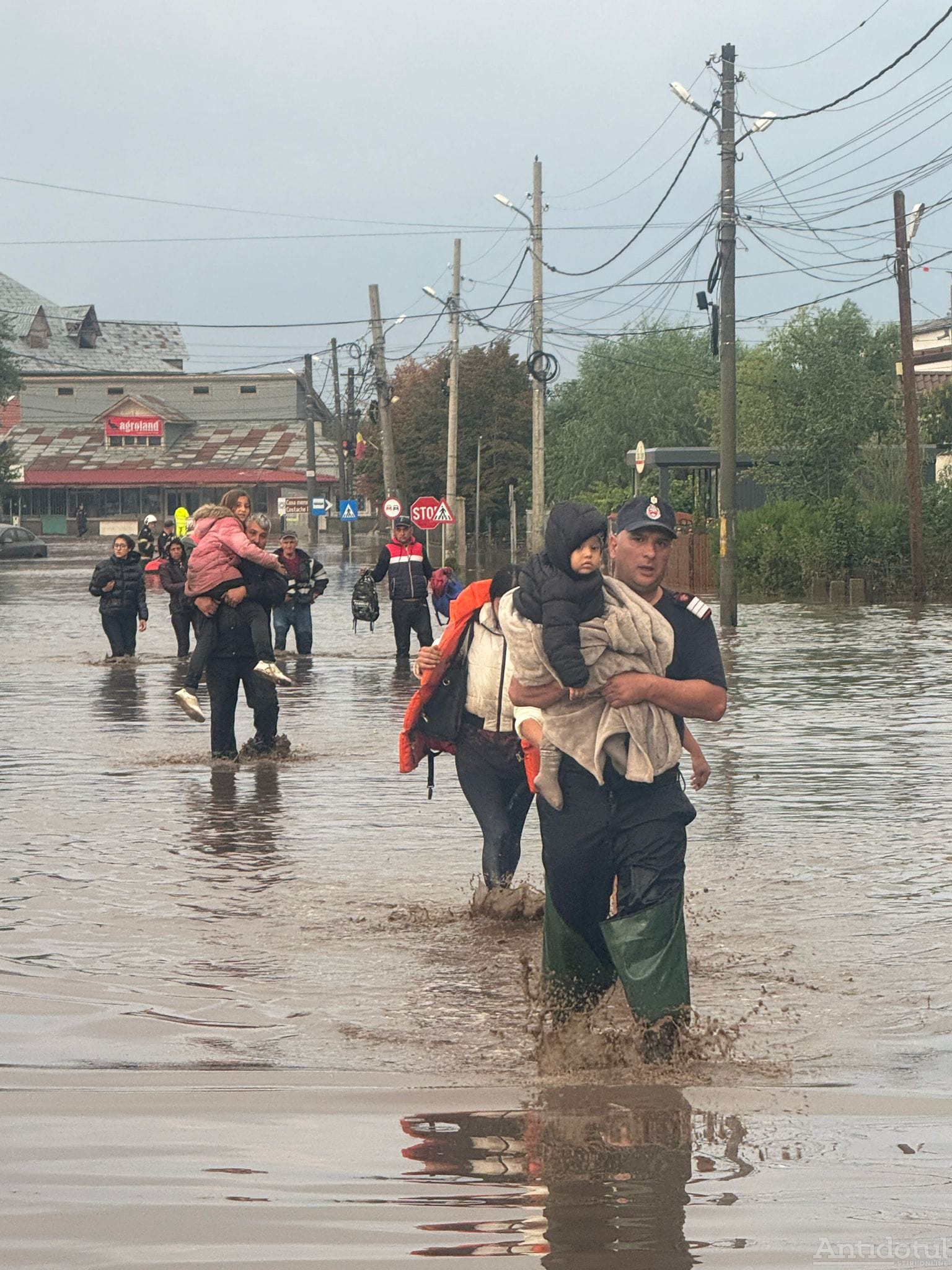 VIDEO Inundațiile au mutat Guvernul la Galați. Pe teren se fac breșe în diguri, se construiesc tabere și se fac planuri pentru reparații