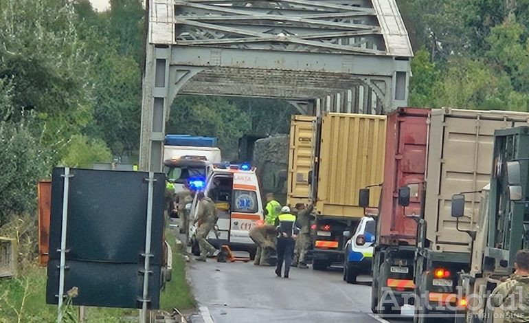 Convoaie militare, implicate într-un accident lângă podul de la Șendreni