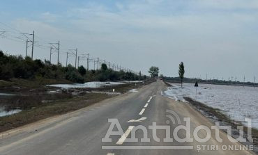 VIDEO Drumul Național 25 se redeschide chiar dacă pe anumite porțiuni încă este apă