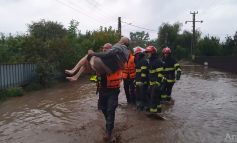 VIDEO Viiturile au făcut prăpăd în Galați. Cinci oameni au murit, iar pe drumuri se circulă cu barca deoarece apa are 1,5 metri adâncime