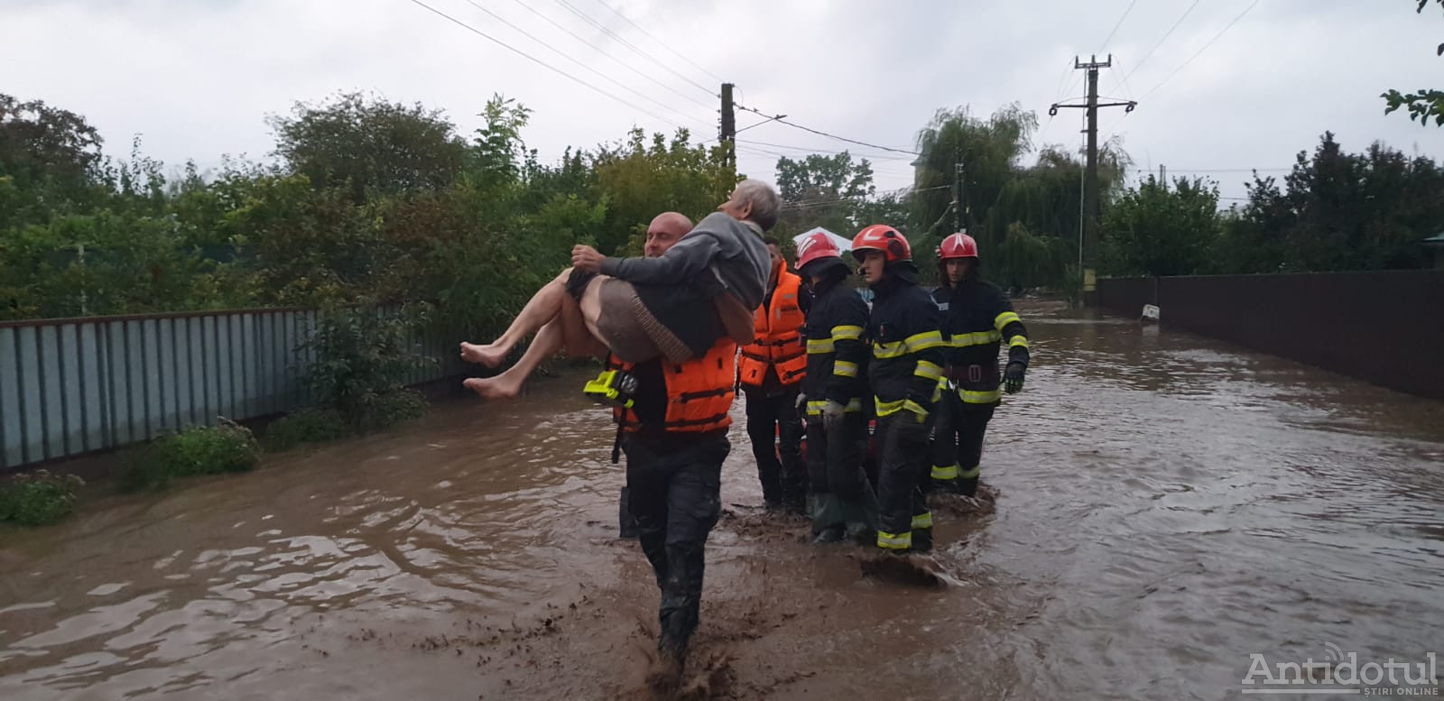 VIDEO Viiturile au făcut prăpăd în Galați. Cinci oameni au murit, iar pe drumuri se circulă cu barca deoarece apa are 1,5 metri adâncime