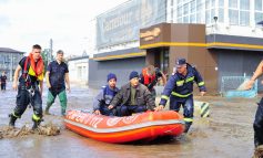 Un pompier din Pechea a fost ajutat de colegii săi să-și curețe casa inundată