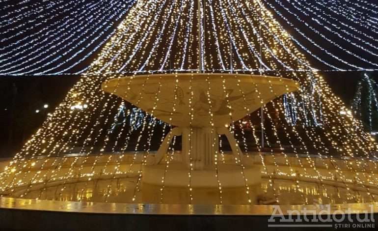 Feliz Navidad. Grădina Publică din Galați, împânzită de decorațiuni de Crăciun