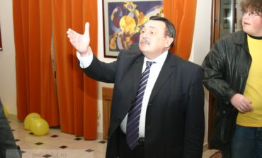 Anul trecut, deputatul PNL Victor Paul Dobre a cîştigat 2 miliarde de lei din bani publici, fără să facă nimic