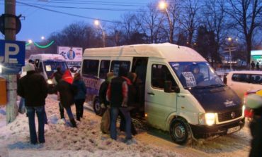 Record la maxi-taxi: 60 de inşi într-o singură cursă!