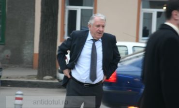 Cu cîtă grație își îndeasă Durbacă nădragii în cur